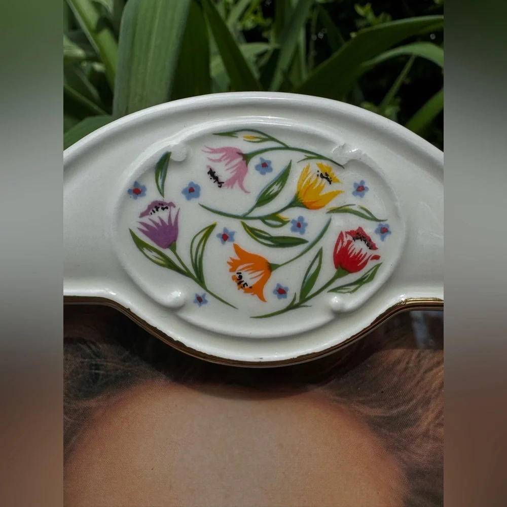 Fetco Ceramic White Ornate Picture Frame with Elegant Accents